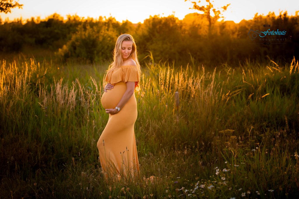 Zwangerschapsshoot gele jurk buiten op locatie tijdens golden hour in omgeving Rotterdam Barendrecht.